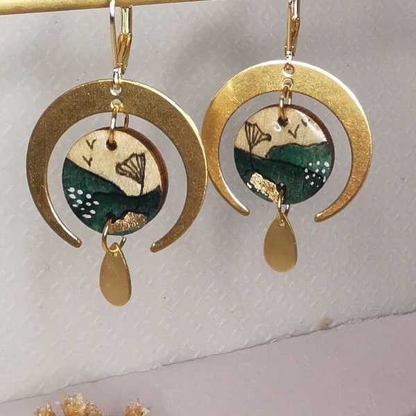 Boucles d'oreilles demi lune en bois peint à l'aquarelle bleu/vert canard et résinées. Fabriqué par mell bijoux