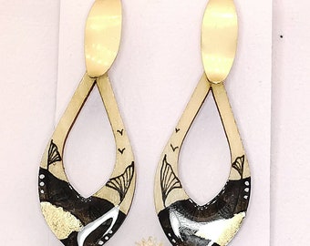 Boucles d'oreilles en bois peint à l'aquarelle noires et résinées.  Fabriqué par mell bijoux mellbijouxfrance