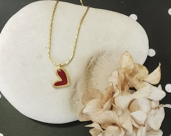 Collier coeur doré à l'or fin et en résine teintée rouge fabriquer par mellbijouxfrance