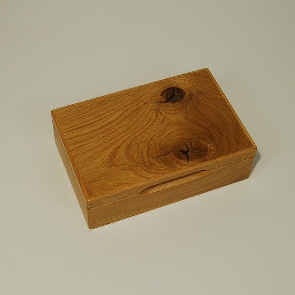 Wooden box 23,5 x 15,5 x 7 cm /  natural oak wood / knots /  unique / Christmas gift / box with lid / Holzbox/ Eichenholz natur / Äste