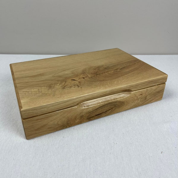 Wooden box 28.5 x 19 x 6.5 cm / oak wood / knots / unique / Christmas gift // Holzbox/ Eichenholz natur / Äste / Schatulle aus Eiche