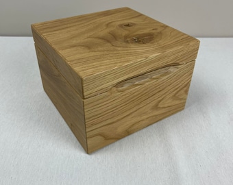 Holzkiste 18 x 18 x 12,5 cm / Eichenholz / Knoten / Unikat / Weihnachtsgeschenk // Holzbox/ Eichenholz natur / Äste / Schatulle aus Eiche