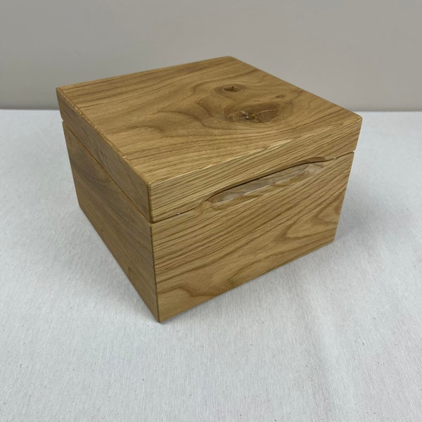 Wooden box 18 x 18 x 12.5 cm / oak wood / knots / unique / Christmas gift // Holzbox/ Eichenholz natur / Äste / Schatulle aus Eiche