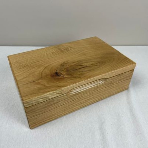 Wooden box 29 x 18.5 x 9.5 cm / oak wood / knots / unique / Christmas gift / / Holzbox/ Eichenholz natur / Äste / Schatulle aus Eiche