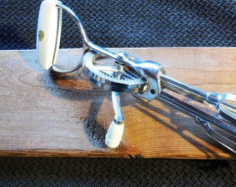1950s Delux Hand Eggbeater - Vintage Mid-Century Manual Mixer - Retro Kitchen display