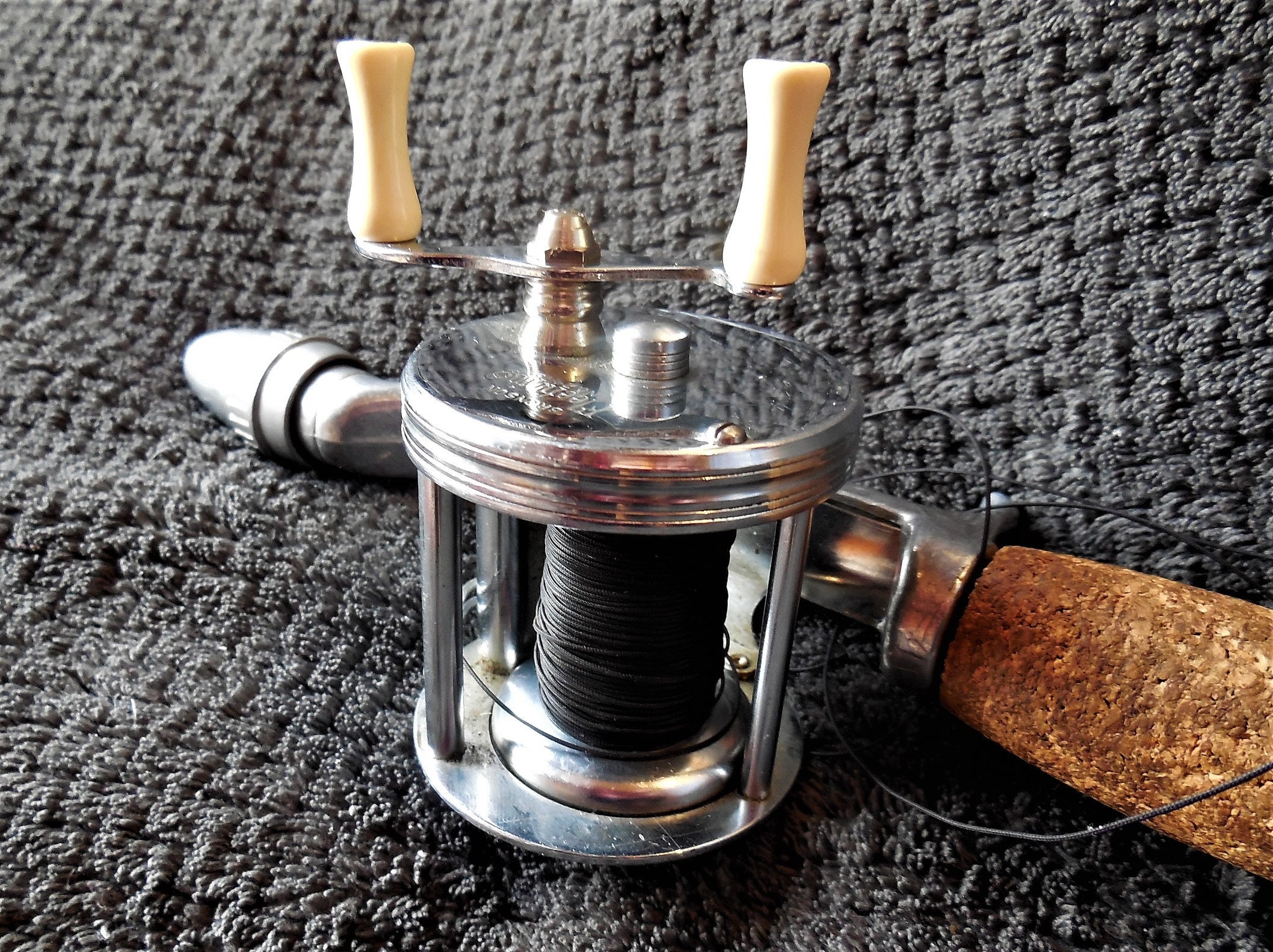 Vintage Bronson Fleetwing No 2475, moulinet de pêche pour les lancers d' appâts, objet de collection du pêcheur - vintage des années 40 - Canada