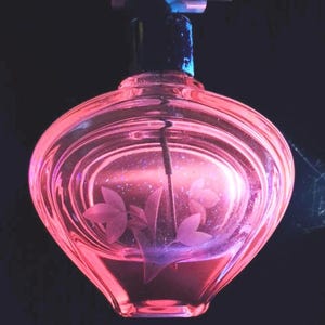 Antik Art Deco-parfymflaska – Rosaline Selenium-glas – Boho-glas – UV-reaktiv – 1920-talet