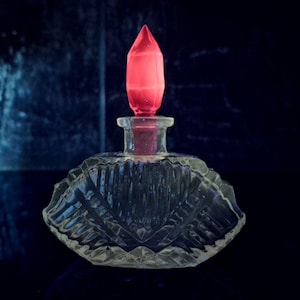 Art Deco Ingrid parfymflaska med UV-glödande propp – Klart glas och kadmium-selen accent – Tjeckoslovakien, 1960