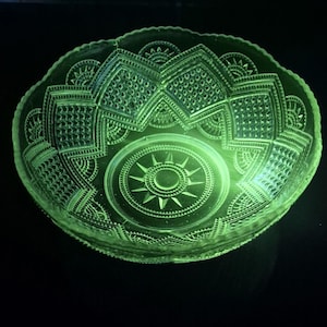 Bol de cristal de la época de la Gran Depresión – Cristal de manganeso reactivo a los rayos UV – Plato de cristal prensado vintage – Brillo verde de 365 nm – Lazo con diseño art déco