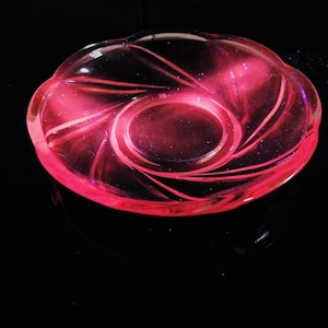 Vintage Rosaline Pink Depression Glass Dessert plate, Glows Red Pink Under 365nm UV Selenium Glass – 14cm Wide, pressed peach Mayfair style