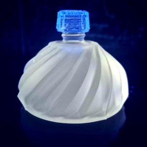 Salero de cristal Art Déco que brilla bajo luz ultravioleta, de colección vintage, estilo MCM (mediados de siglo XX), vajilla reactiva a la luz negra.