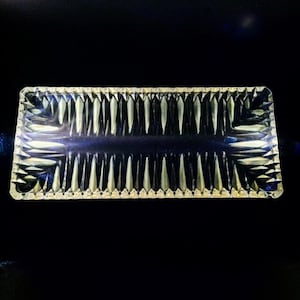 Puede incluir: Un juego de tres tazas de cerámica con un acabado moteado y mate. Las tazas son de color crema, gris claro y gris oscuro. Cada taza tiene un diseño simple y minimalista y un asa redondeada.