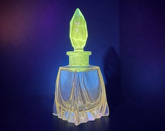 Vintage Art Deco Perfume Bottle: Desna Ingrid Green Manganese Glass