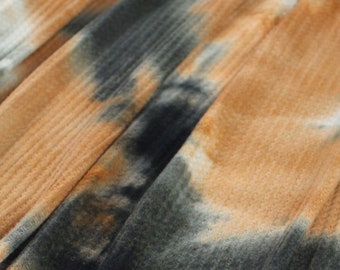 Dzianina waflowa tie-dye: pomarańczowa, biała, oliwkowa – mieszanka poliestru, elastyczna w 4 kierunkach