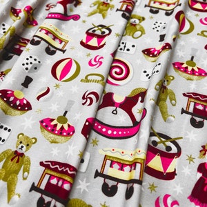 UTFÖRSÄLJNING - Dubbelborstad polytyg, julleksaker tryckt på silverbas, 170 GSM