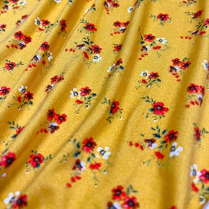 Dubbelborstad poly, orange/vit småblommig med senapsfärgad bas, poly-spandexblandning,