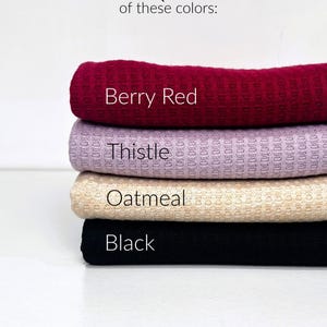 Puede incluir: Pila de cuatro muestras de tela en diferentes colores: rojo baya, cardo, avena y negro. El texto "LIMITED QUANTITIES! of these colors:" est&aacute; en la parte superior de la imagen.