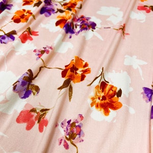 Dubbelborstad polyeten, vårliknande stencilblommor, lila/orange/rosa/brun med ljusrosa bas, tyg per halvmeter, meter, prov, 4-vägs töjbar