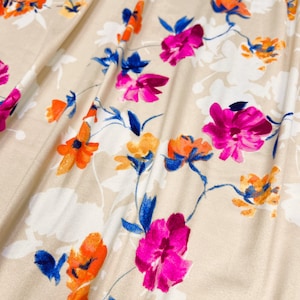 Dubbelborstad polyeten, vårliknande stencilblommor, magenta/orange/blå med brun bas, 4-vägs stretch