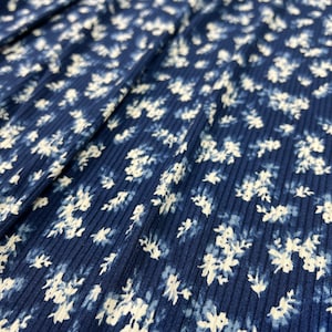 Floral gerippter Strickstoff: Marineblau, Weißer Druck, 4-Wege-Stretch