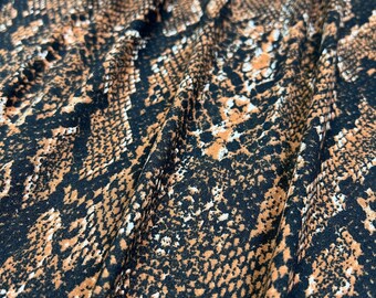 Poliéster doblemente cepillado, estampado de piel de serpiente en negro, naranja y blanco, mezcla de poliéster.