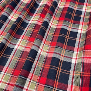 Tkanina flanelowa w kratę, granatowo-czerwono-khaki w zieloną kratę z nutami bieli i pomarańczu, średnia gramatura, szczotkowana jednostronnie, tkanina cięta na bieżąco