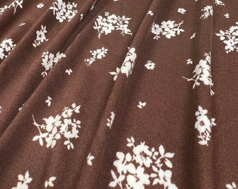 Dubbel geborstelde polyesterstof: witte grove bloemenprint met bruine basis, 180 g/m²