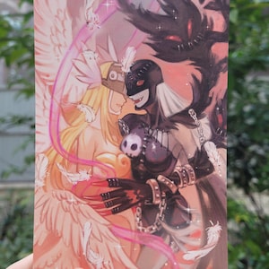 Può includere: Una stampa artistica fantasy con due figure che si abbracciano. Una figura ha i capelli biondi e ali bianche, l'altra è scura con ali nere e una maschera. L'opera d'arte ha uno schema di colori rosa e viola con dettagli di piume e un teschio.