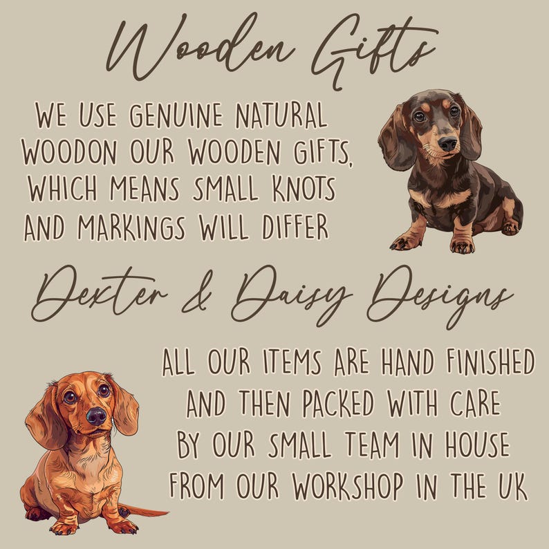 Może przedstawiać: Beżowe tło z brązowym tekstem, kt&oacute;ry brzmi "Wooden Gifts" i "Dexter & Daisy Designs". Tekst wyjaśnia, że drewniane prezenty są wykonane z prawdziwego naturalnego drewna, a wszystkie przedmioty są ręcznie wykończone i pakowane z dbałością. Na zdjęciu znajdują się dwa psy rasy dachshund, jeden brązowy i czarny, a drugi brązowy.