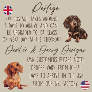 Może przedstawiać: Beżowe tło z tekstem, kt&oacute;ry brzmi "Postage" i "UK Postage takes around 5 days to arrive and can be upgraded to 1st class or next day at the checkout."  Pod tekstem znajduje się brązowo-czarny pies rasy dachshund.  Tekst kontynuuje się słowami "Dexter & Daisy Designs" i "USA Customers please note: Orders vary from 10-21 days to arrive in the USA from our UK factory."  Brązowo-czarny pies rasy dachshund znajduje się po lewej stronie tekstu.  Mała amerykańska flaga znajduje się w prawym dolnym rogu.