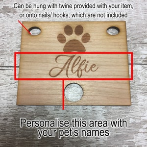 Pu&ograve; includere: Cartello in legno per il nome di un animale domestico con un'impronta di zampa e uno spazio per personalizzare con un nome. Il cartello &egrave; di colore marrone chiaro e ha due fori per l'appeso.