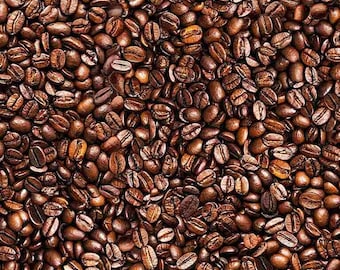 Pode incluir: Uma visão de perto de grãos de café torrados. Os grãos são de uma cor castanha escura, com variações de tom e textura. A imagem é uma moldura densa e completa de grãos de café, mostrando sua forma natural e detalhes da superfície.