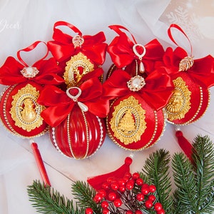 Red Velvet Christmas Tree Baubles: Elegant Gold Ornament Set of 6