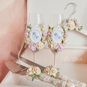 Personalized Champagne Flutes Light pink Toasting Flutes Wedding Set Vintage Rustic Chic Wedding Decor Wedding Glasses for bride and groom