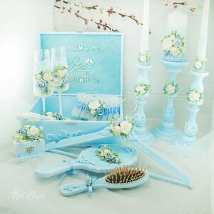Caixa de cartão de casamento azul empoeirado, taças de champanhe azul-celeste, velas e suportes de unidade, caixa de anel de cabide, liga de noiva de tule para conjunto de casamento, 16 peças