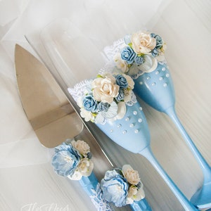 Dusty Blue champagne glasses and Cake server set Light blue wedding flutes with lace Something blue Toasting glasses Mis Blue Quinceanera