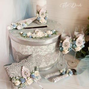 Juego de copas de champán y servidor de tartas para bodas en azul polvoriento, velas plateadas Unity, almohada de terciopelo para anillos de boda, caja de cartón gris para bodas, juego de 9 piezas