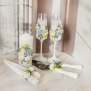 Personalizowany zestaw kieliszków do szampana i serwera do ciasta w kolorze białym i granatowym, zestaw świec Unity