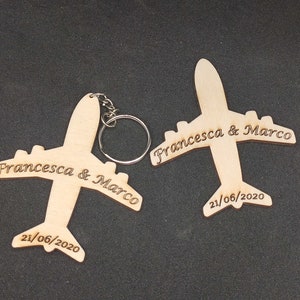 Aeroplani in Legno Personalizzati - Perfetti per Decorazioni, Bomboniere, Calamite, Portachiavi e Save the Date - Amanti del viaggio