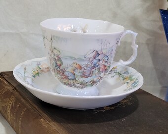 "Wind in den Weiden ""Das Picknick"" in Originalgröße Teetasse und Untertasse von Royal Albert 1987 Sammlergeschenk aus China."