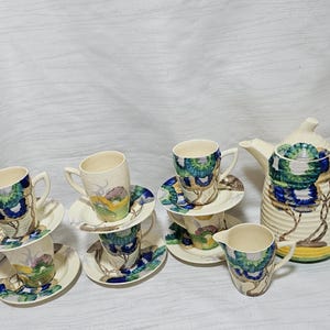 Zestaw kawowo-czekoladowy Clarice Cliff Bizarre Viscaria Pattern dla 6 osób w kształcie Lyntona z dzbankiem do mleka