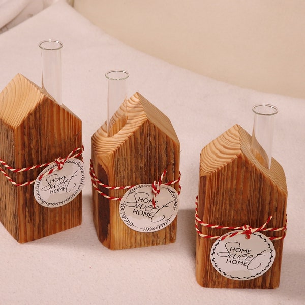 Drei Home Sweet Home Holzhäuser mit Vase (Set)