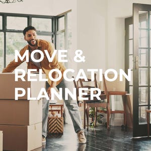 Könnte beinhalten: Eine Person lächelt, während sie Pappkartons bewegt. Der Text "MOVE & RELOCATION PLANNER" wird in großen weißen Buchstaben angezeigt. Die Person trägt eine braune Jacke und blaue Jeans. Der Hintergrund umfasst ein Fenster und Möbel.