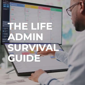 Könnte beinhalten: Ein Set aus drei Keramikbechern mit gesprenkelter, matter Oberfläche. Die Becher sind in den Farbtönen Creme, Hellbraun und Dunkelbraun gehalten. Jeder Becher hat einen abgerundeten Henkel und ein schlichtes, minimalistisches Design.