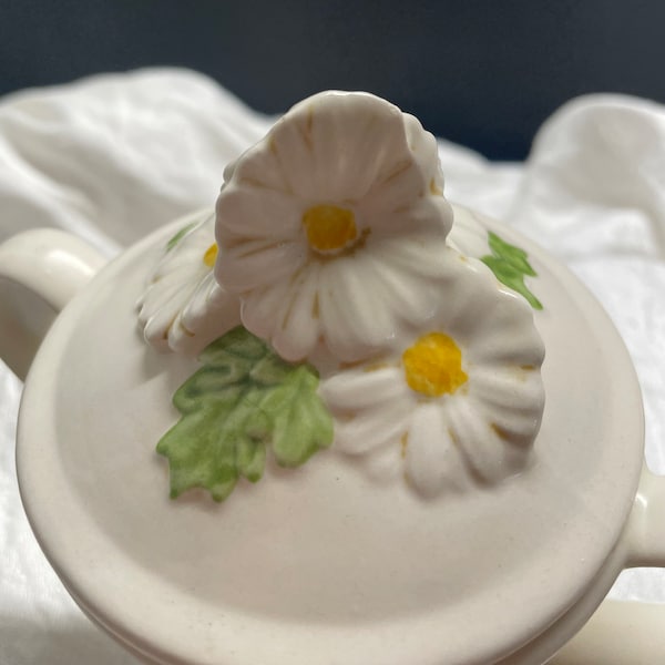 Metlox Daisy Sugar Bowl with Lid