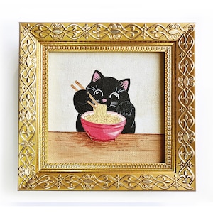 Mini peinture à l'huile de chat noir savourant un bol de nouilles Art encadré Chat drôle mangeant de la nourriture ramen Art original 4 x 4 pouces Idée cadeau amusante pour les amoureux des chats