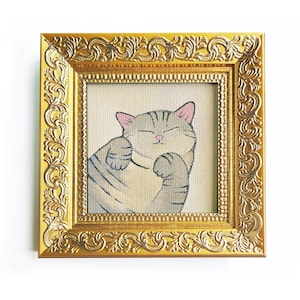 Peinture à l'huile de chat tigré gris endormi encadré chat gris miniature couché et endormi chaton peint à la main artworkuvre d'art originale 2,7 x 2,7 pouces Idée cadeau