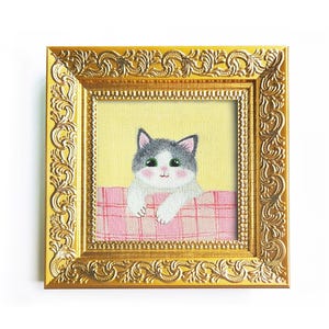 Petit chat blanc gris sur une couverture à carreaux rose Petite peinture à l'huile encadrée 2,7 x 2,7 pouces Mini chaton Amoureux des chats Idée cadeau pour un propriétaire d'animal de compagnie