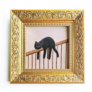 階段の手すりに横たわる黒猫の油絵。額入り。キャンバスに描かれた面白い黒猫のミニ絵画。2.7 x 2.7インチ。ミーム猫の肖像画。楽しいギフト。