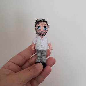 Personalisierter Häkelpuppen-Schlüsselanhänger: Individuelles Mini-Me-Geschenk, Fußballfan-Accessoire